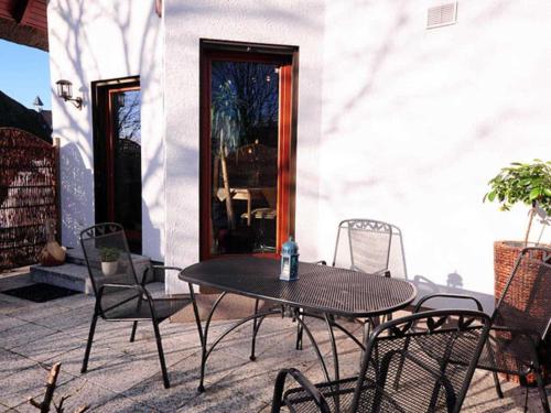 einen Tisch und Stühle auf einer Terrasse in der Unterkunft Ferienwohnungen Zum Anker _ Objekt in Diedrichshagen