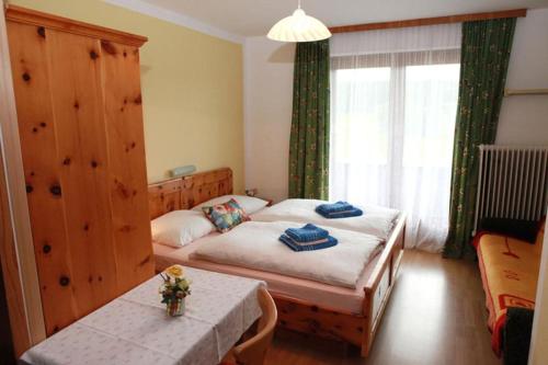 マリアプファルにあるFerienwohnungen Graggaberのベッドルーム1室(ツインベッド2台、窓付)