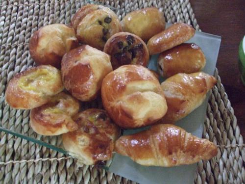 een stapel donuts bovenop een tafel bij chambres des rosiers in Sennevières