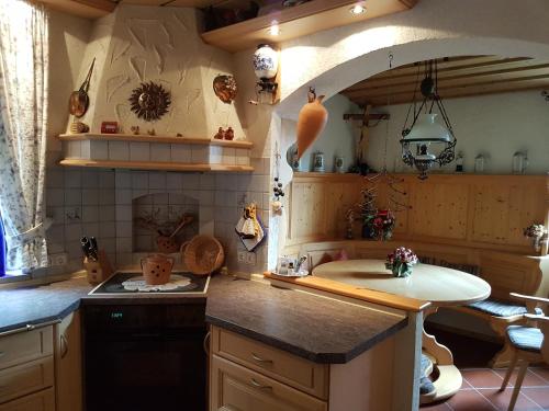 eine Küche mit einer Spüle und einer Arbeitsplatte in der Unterkunft Fewo Alpenvorland in Peißenberg