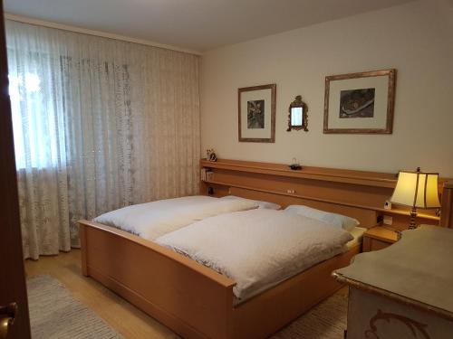 Schlafzimmer mit einem Bett und einem Fenster in der Unterkunft Fewo Alpenvorland in Peißenberg