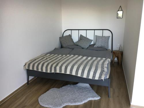 Una cama o camas en una habitación de Apartmán Dunajky