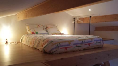 カステラーヌにあるGorges Du Verdon Castellane Studioのベッド1台