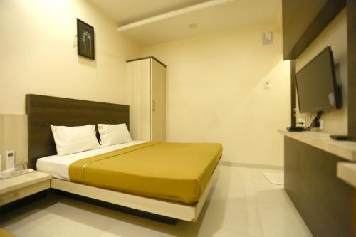 Hotel Madhuri Executiveにあるベッド