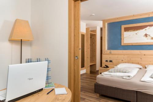 Ein Bett oder Betten in einem Zimmer der Unterkunft Hotel Garni Lastei