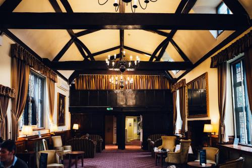 
A restaurant or other place to eat at Mercure Letchworth Hall Hotel
