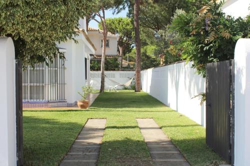 チクラナ・デ・ラ・フロンテーラにあるCasa Esloraの白柵・草裏庭