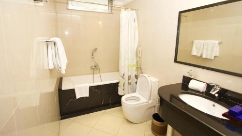 Salle de bains dans l'établissement Elilly International Hotel