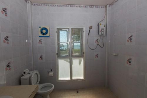 Ett badrum på Pranee Beach Bungalows