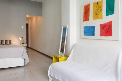 1 dormitorio con 2 camas y un cuadro en la pared en Copacabana lateral praia 815, en Río de Janeiro