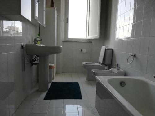 un bagno con lavandino, vasca e WC di Treehouse a Pisa