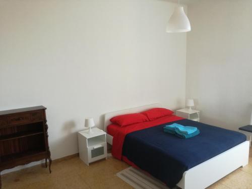 una camera con letto con lenzuola rosse e blu di Treehouse a Pisa