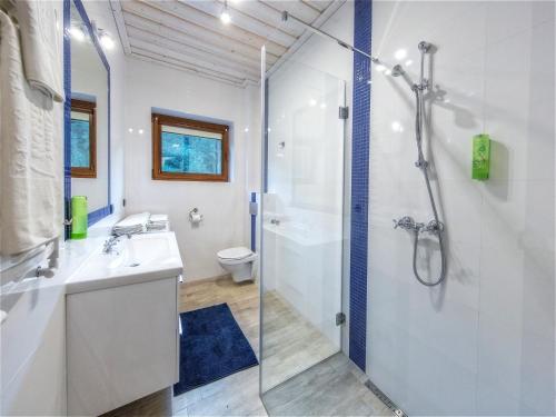 łazienka z prysznicem i umywalką w obiekcie Apartamenty 58 Czarny Groń w mieście Rzyki