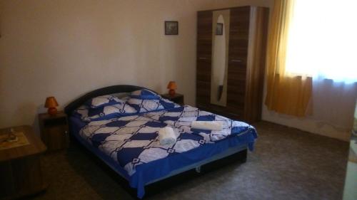 ブダペストにあるPalm-Apartmentのベッドルーム1室(青い掛け布団付きのベッド1台付)