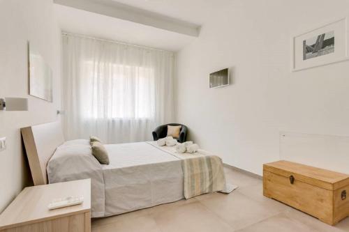 - une chambre blanche avec un lit et une chaise dans l'établissement Franca's Home, à Rome