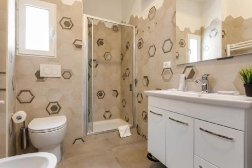 La salle de bains est pourvue de toilettes, d'une douche et d'un lavabo. dans l'établissement Franca's Home, à Rome