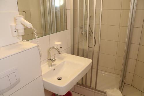 Salle de bains dans l'établissement Adler Post