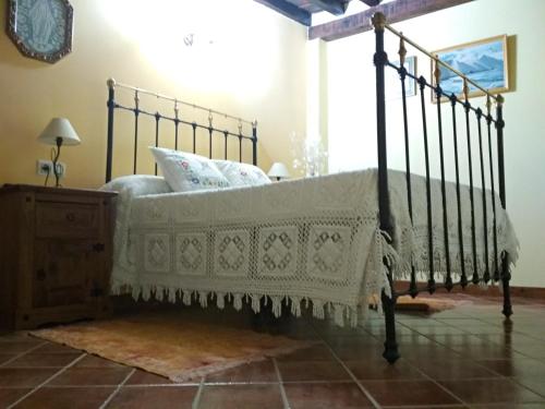 1 dormitorio con 1 cama en una habitación en Apartamentos La Zurdina, en Mogarraz