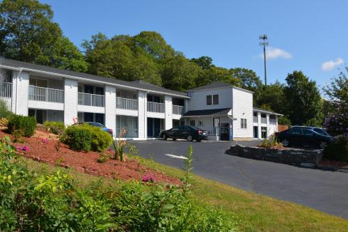 a building with cars parked in a parking lot at Liberty Inn Old Saybrook in Old Saybrook