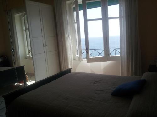 サレルノにあるCasa Vista Mareのベッドルーム1室(大きなベッド1台、大きな窓付)