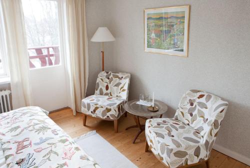 Habitación con cama, silla y mesa. en Dala-Floda Värdshus, en Dala-Floda