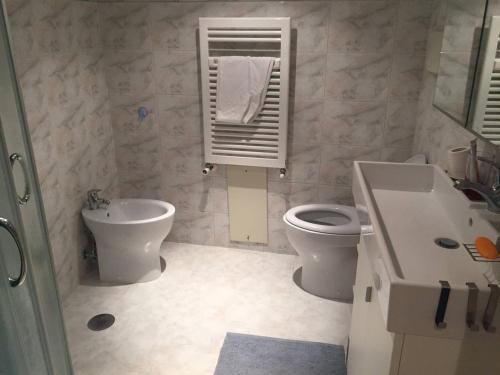 ナポリにあるAppartamentino 116 Via Chiaiaのバスルーム(トイレ、洗面台付)