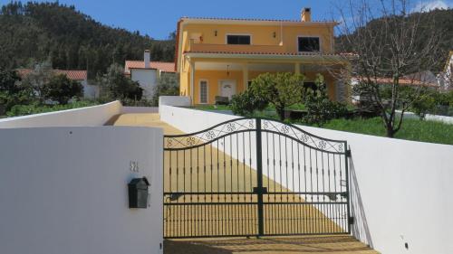 Το κτήριο όπου στεγάζεται  η παραθεριστική κατοικία