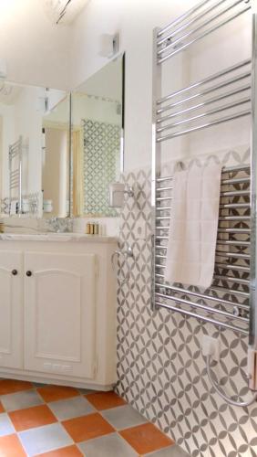 une salle de bain avec douche et lavabo dans l'établissement Maison De La Tour, à Antibes