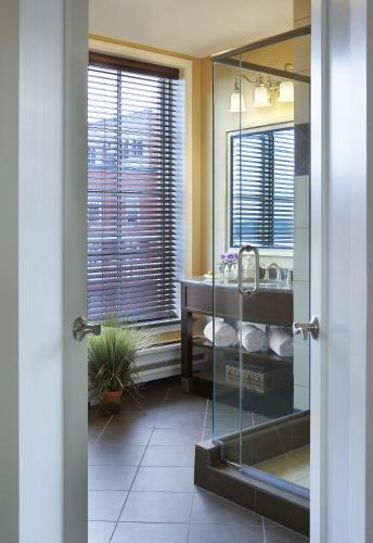Ein Badezimmer in der Unterkunft Hotel Julien Dubuque