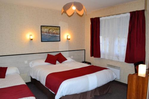 ein Hotelzimmer mit 2 Betten und einem Fenster in der Unterkunft Le Relax in Montaigu-Vendée