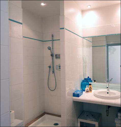 une salle de bain avec douche et lavabo dans l'établissement Villa Lazaret, à Ajaccio