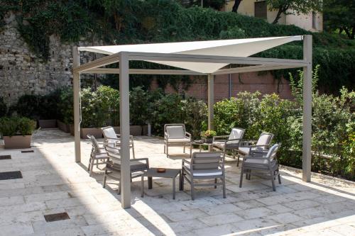a gazebo with chairs and a table and chairs at Domus Il Palio in Siena
