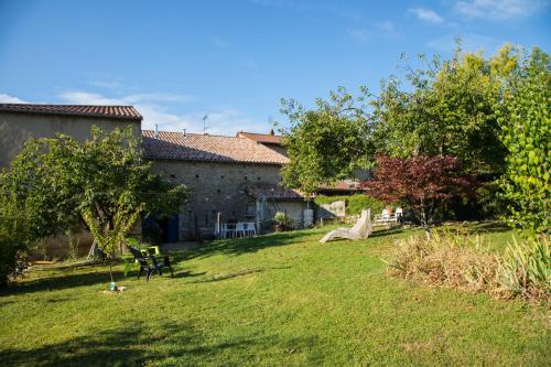 a yard of a house with at Les Portails Bleus in Azé