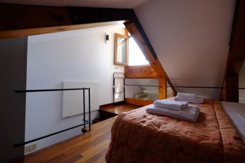 Un dormitorio con una cama con dos toallas encima. en Mansardina San Marco, en Venecia