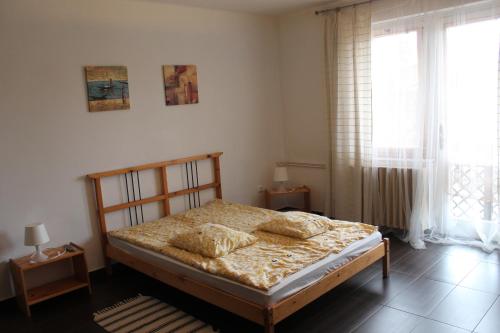 ein Schlafzimmer mit einem Bett mit zwei Kissen darauf in der Unterkunft Bestapartman in Balatonboglár