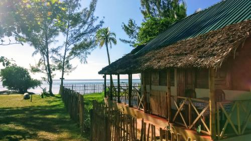 an old house with a view of the ocean at Hotel le Lagon in Foulpointe