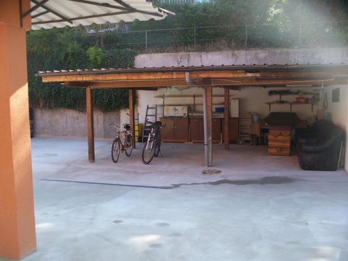 two bikes are parked under a garage at Hotel Zur Rose in Bad Karlshafen