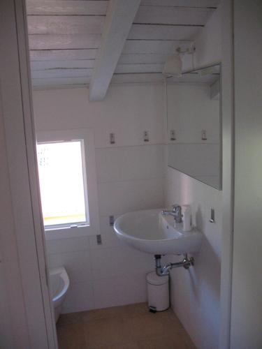 La salle de bains est pourvue d'un lavabo et de toilettes. dans l'établissement Casa Mozart, à Bologne