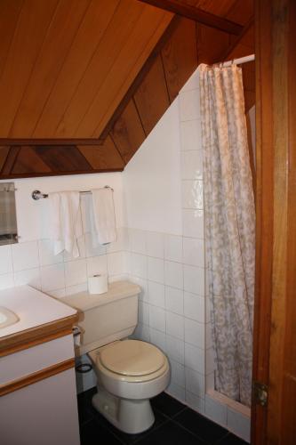 Ванная комната в Orca Lodge
