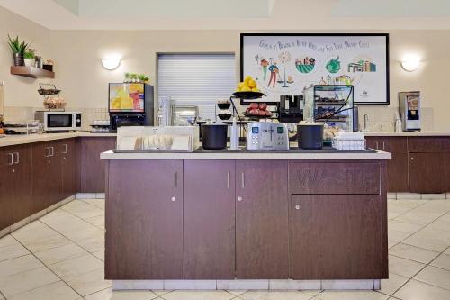 Η κουζίνα ή μικρή κουζίνα στο Ramada by Wyndham Lac La Biche