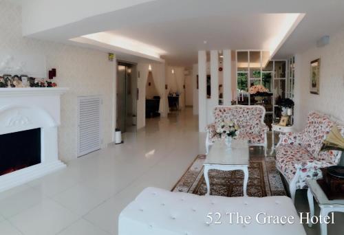 Ruang duduk di 52 The Grace hotel