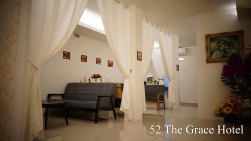 Ruang duduk di 52 The Grace hotel