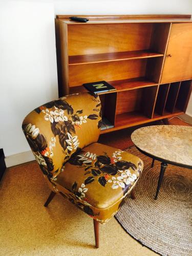 a chair in a room with a desk and a table at Logis Pastis in Maastricht