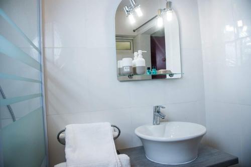 La salle de bains est pourvue d'un lavabo et d'un miroir. dans l'établissement Residence Maeva, à Mamoudzou