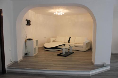 ポルト・サプラヤにあるApartment in Little Veniceのベッドとテーブルが備わる部屋