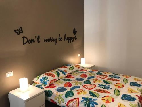 アンコーナにあるCasa Ohanaのベッドルーム1室(壁に蝶が描かれたベッド1台付)