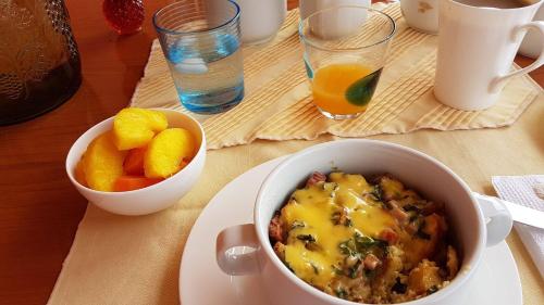 a table with a bowl of food and a bowl of fruit at Casa Donna Rosa B&B in Nuevo Arenal