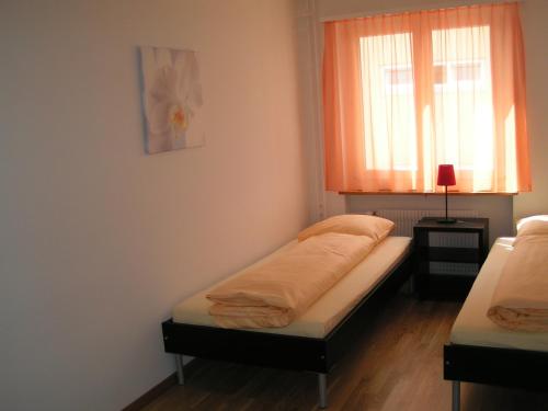 チューリッヒにあるSwiss Star Residences - Self Check-Inの小さなベッドルーム(ベッド2台、窓付)