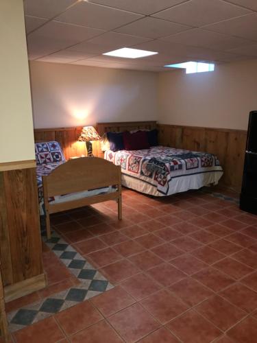 una camera con un letto e una panca di Clover Hill Farm & Country Inn a Williamstown