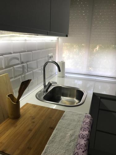 un bancone della cucina con lavandino e finestra di Apartamento Avenida de Colón a Logroño